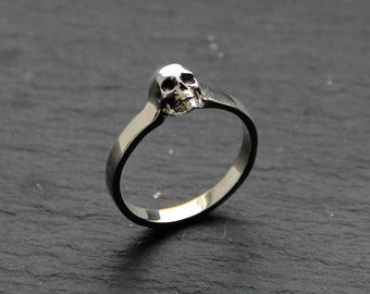 Petite bague en argent tête de mort - tête de mort en argent sterling - élégante bague tête de mort