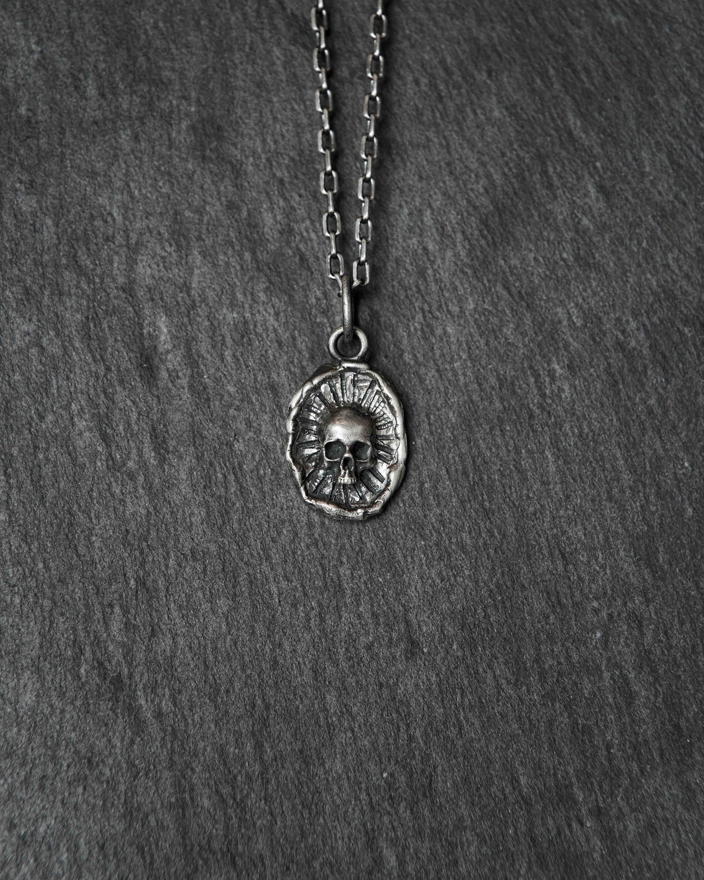 Collana di perle intagliate con teschio: ciondolo gotico in argento sterling 925 con spade, gioielli di Halloween - Italia