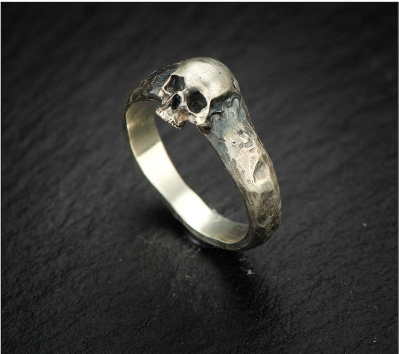 Aptus Pequeño anillo de plata de calavera calavera de plata de ley elegante anillo de calavera imagen 1