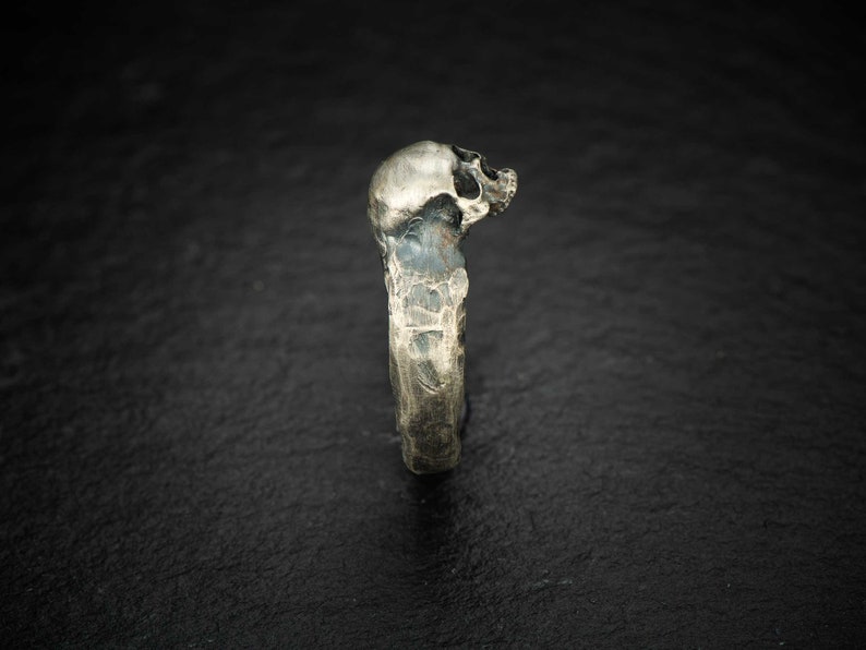 Aptus Pequeño anillo de plata de calavera calavera de plata de ley elegante anillo de calavera imagen 2