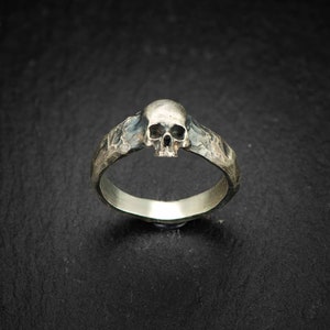 Aptus Pequeño anillo de plata de calavera calavera de plata de ley elegante anillo de calavera imagen 3