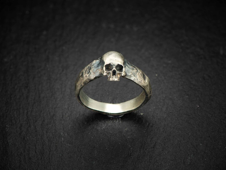 Aptus Pequeño anillo de plata de calavera calavera de plata de ley elegante anillo de calavera imagen 3