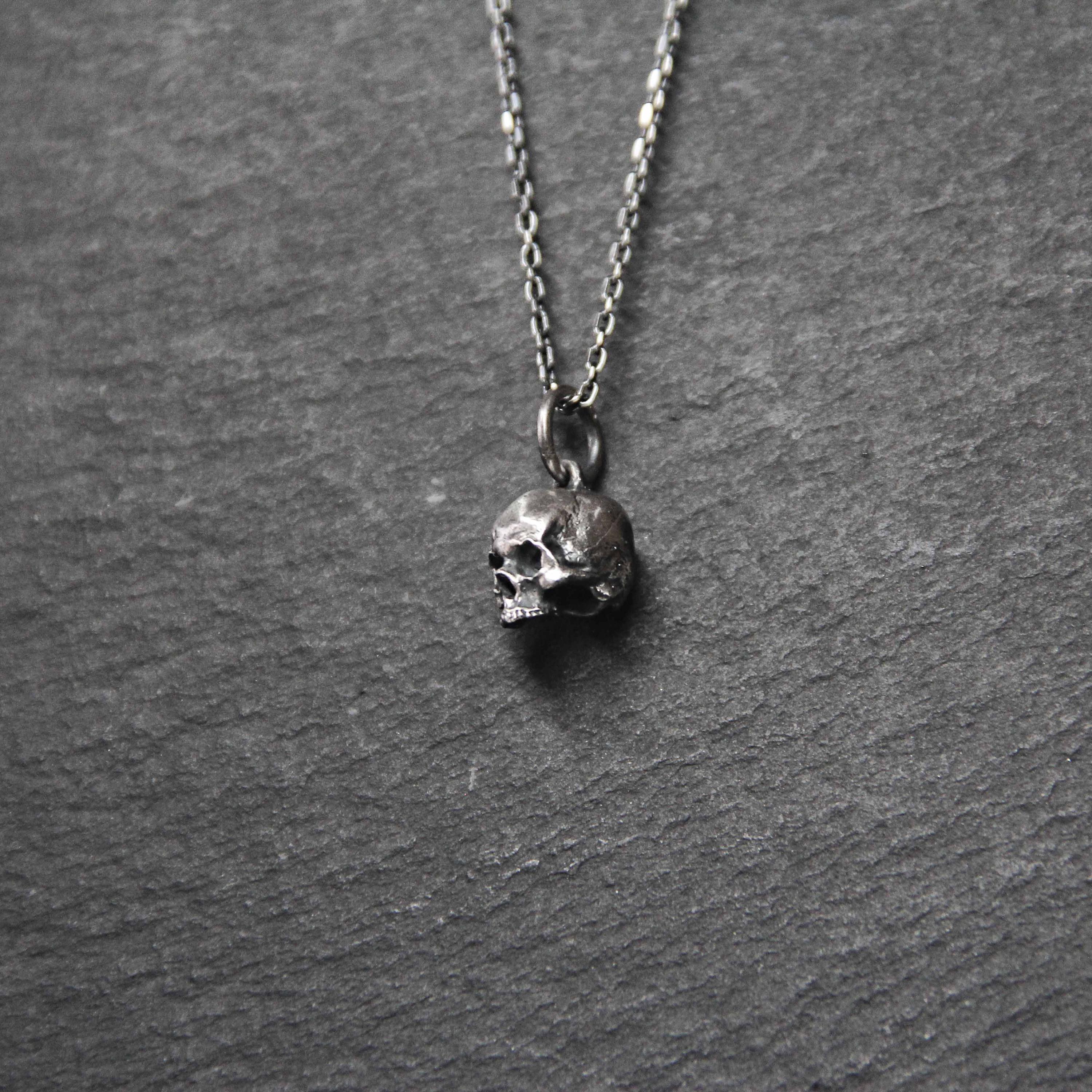 Collier Pendentif Crâne Diamant Rouge Et Argent - Nouveauté - Longueur 61-65 Cm