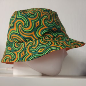 Cappello a secchiello reversibile astratto psichedelico fatto a mano
