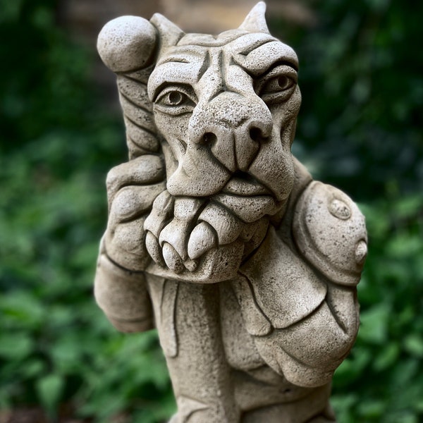 Outdoor Wasserspeier mit Schwert Skulptur Beton Wächter Figur Stein Monster Dekor Zement Vampir Statue Garten und Haus Dekoration Geschenk