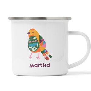 Puede incluir: Taza de esmalte blanco con un diseño de pájaro colorido y el nombre "Martha" impreso en la parte delantera.