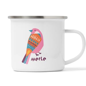 以下が含まれることがあります： 白いエナメル製のマグカップ。カラフルな鳥のデザインと「Merle」という名前が前面に印刷されています。