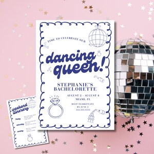Könnte beinhalten: Eine weiße Einladung mit blauem Text und einem dekorativen Rand kündigt einen Junggesellinnenabschied an. Auf der Einladung steht "dancing queen!" und enthält Eventdetails. Eine kleinere Reiseroutenkarte ist ebenfalls vorhanden. Eine Discokugel befindet sich im Hintergrund.