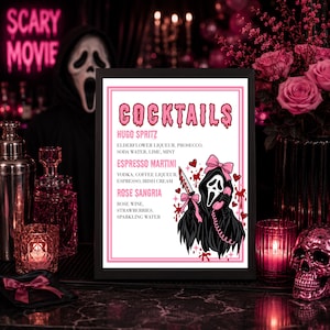 Könnte beinhalten: Ein gerahmtes Schild mit weißem Hintergrund und rosa Rand, das den Text COCKTAILS in tropfender Schrift zeigt. Es listet Hugo Spritz, Espresso Martini und Rose Sangria mit Zutaten auf, neben einer Grafik einer schwarzen Kapuzenfigur mit rosa Schleife.