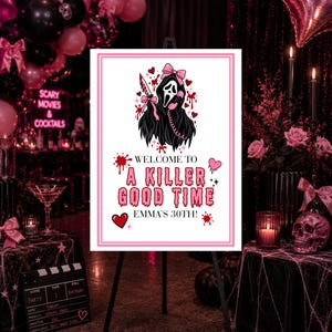 Könnte beinhalten: Ein weißes rechteckiges Schild mit rosa Rand zeigt eine Kapuzenfigur mit Messer und rosa Telefon sowie den Text "WELCOME TO A KILLER GOOD TIME EMMA'S 30TH!" in Rosa und Schwarz, verziert mit roten Blutspritzern und kleinen Herzen.