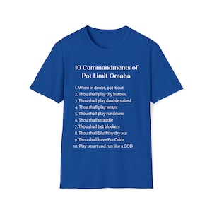 Puede incluir: Una camiseta azul real con texto blanco que dice "10 Mandamientos del Pot Limit Omaha" y enumera 10 reglas para jugar el juego.