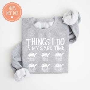 Turtle Sweatshirt - Things I Do In My Spare Time - Sea Turtle Hoodie - Save The Turtle Sweater - Turtle Gifts For Women - Turtle Lover Gift afbeelding 6
