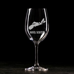 Cadeau de verre à vin gravé carte de la Nouvelle-Écosse ; Nouvelle-Écosse forte