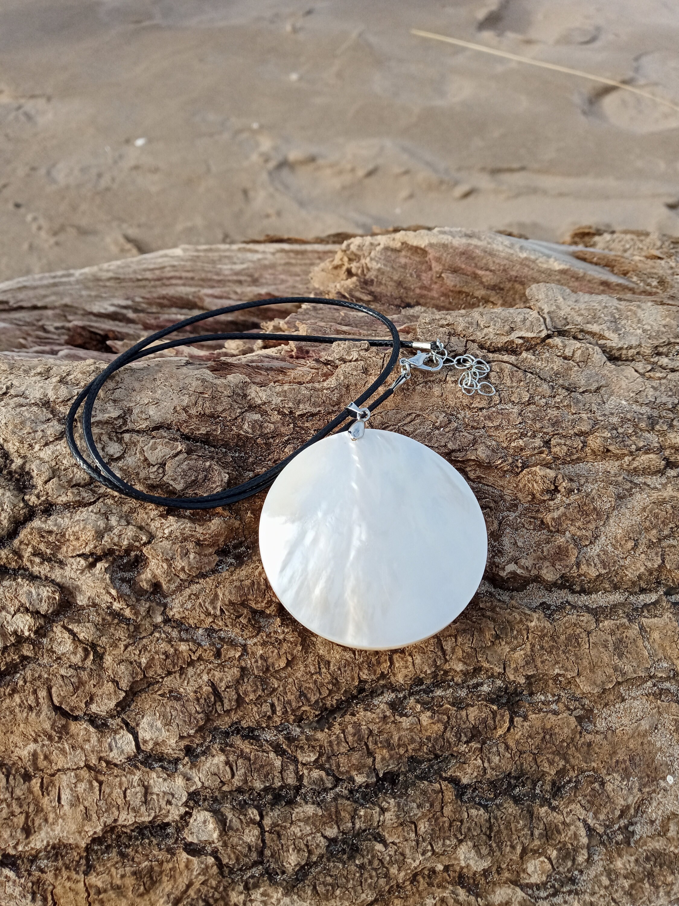 Adeline Pendant Necklace / Mother of Pearl