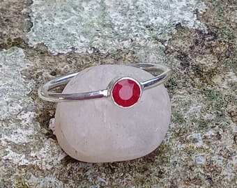 Rubin Minimalist Ring, Silber und Rubin Ring, Rubin Ring, Geschenk für Sie