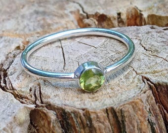 Anello in argento sterling con peridoto, realizzato a mano, fascia minimalista impilabile
