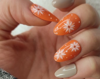 Ongles "Press On" faits main, réutilisables et personnalisables. Modèle marguerites orange.