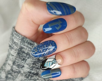 Handmade, reusable and customizable “Press on” nails. Ravenclaw model.