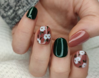 Handmade, reusable and customizable “Press On” nails. White flower pattern.