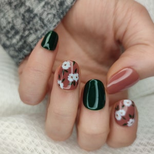 Handmade, reusable and customizable Press On nails. White flower pattern. image 1