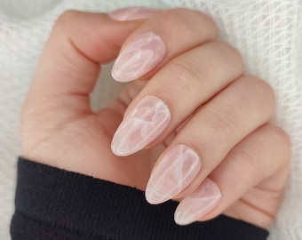 Ongles "Press On" faits main, réutlisables et personnalisables. Modèle marbre rose