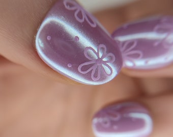 Ongles "Press On" faits main, réutilisables et personnalisables. Modèle fleurs & glazed violet.