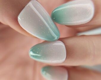 Ongles "Press On" faits main, réutilisables et personnalisables. Modèle dégradé bleu pailleté.