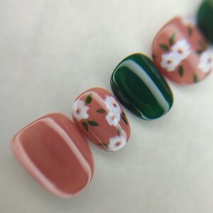 Handmade, reusable and customizable Press On nails. White flower pattern. image 4