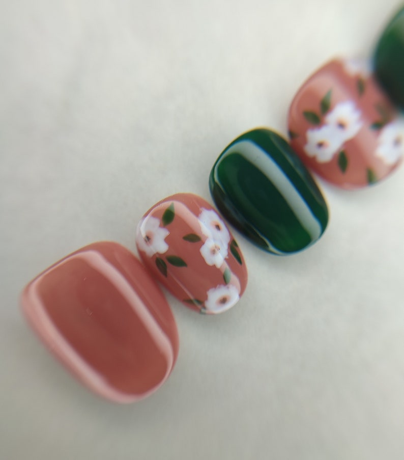 Handmade, reusable and customizable Press On nails. White flower pattern. image 4