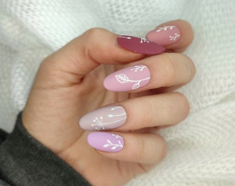 Ongles "press on" faits main, réutilisables et personnalisables. Modèle dégradé de rose mat et motif floraux.