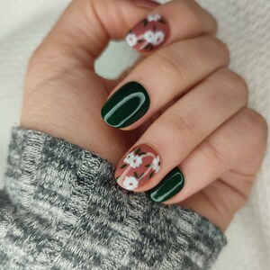 Handmade, reusable and customizable Press On nails. White flower pattern. image 3