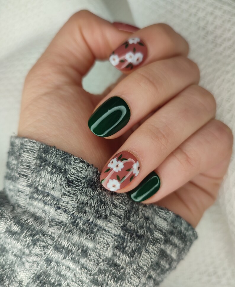 Handmade, reusable and customizable Press On nails. White flower pattern. image 3