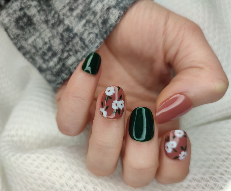 Handmade, reusable and customizable Press On nails. White flower pattern. image 1