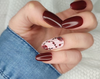 Ongles "Press On" faits main, réutilisables et personnalisables. Modèle rose bordeaux.