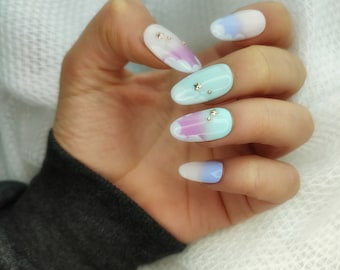 Ongles "press on" faits main, réutilisables et personnalisables. Modèle ciel pastel et strass