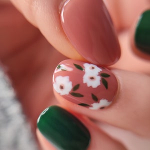 Handmade, reusable and customizable Press On nails. White flower pattern. image 6