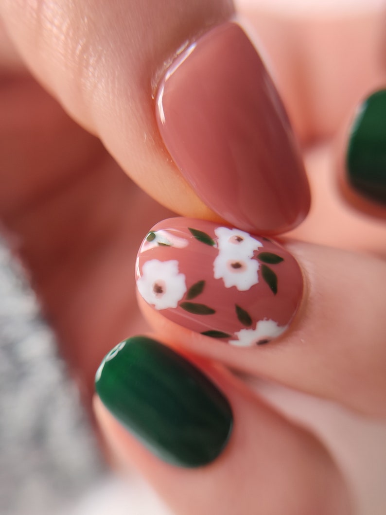 Handmade, reusable and customizable Press On nails. White flower pattern. image 6