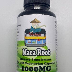 Może przedstawiać: Czarna butelka z zielono-białą etykietą, na której widnieje napis "Maca Root Dietary Supplement 100 Vegetarian Capsules 1000MG". Etykieta zawiera również rysunek postaci w kapeluszu siedzącej na puszce.