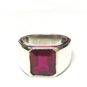 Anello artigianale certificato con rubino naturale taglio smeraldo, in argento sterling 925.