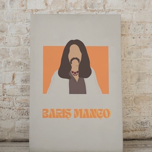 Può includere: Un poster minimalista con un design retrò che presenta un ritratto di una persona con capelli lunghi e scuri, baffi e una collana. Lo sfondo è arancione e il testo "BARIS MANCO" è in un font giallo.
