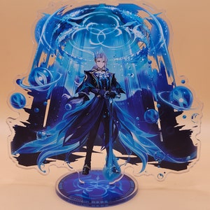 Puede incluir: Un soporte de personaje de anime azul y blanco con un fondo azul y blanco. El personaje sostiene una espada y tiene el pelo largo y blanco. El soporte tiene el texto "Genshin Impact" en la base.