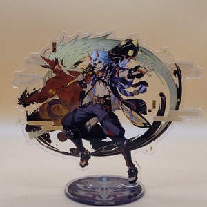 Peut inclure: Un personnage d'anime aux cheveux bleus et aux cornes rouges se tient dans une pose dynamique, tenant une épée. Le personnage est entouré d'encre noire et blanche tourbillonnante, et un démon rouge aux cornes est visible en arrière-plan. Le personnage se tient sur une base ronde avec un design décoratif.