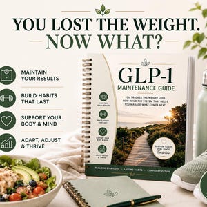Peut inclure: Un guide de maintenance GLP-1 à reliure spirale avec une image de paysage sur la couverture, accompagné d'un bol de salade, d'un carnet vert avec un stylo, d'une bouteille d'eau vert clair et de baskets vert clair. Le texte indique : YOU LOST THE WEIGHT. NOW WHAT?