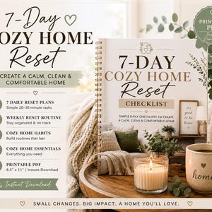 以下が含まれることがあります： スパイラル綴じの7-Day Cozy Home Resetチェックリスト。クリーム色の表紙に家のアイコンとテキストが記載されています。7日間のプラン、週間ルーチン、習慣が含まれています。キャンドルとhomeと書かれたマグカップと共に木製のテーブルの上に置かれています。
