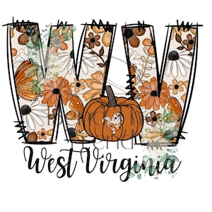 Può includere: Un design grafico con le lettere WV in un contorno nero audace, riempite con un motivo di zucche arancioni, fiori marroni e farfalle monarca. Una zucca arancione si trova al centro e il testo West Virginia è scritto qui sotto.