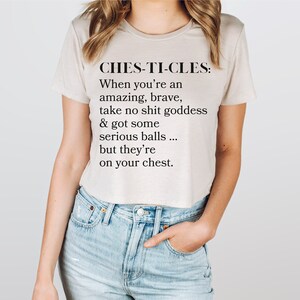 Ches-Ti-Cles: Woman Empowerment Crop Tee, Women&#39;s Workout Gym, Pilates, Crossfit, Yoga Cropped Shirt, Gift for Fitness Lover, Ladies Crop T