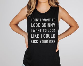 Ich will nicht dünn aussehen, ich will aussehen, als könnte ich dir in den Hintern treten! Damen Muskelshirt, Crossfit Motivationsoberteil, Fitnessstudio Workout Shirt