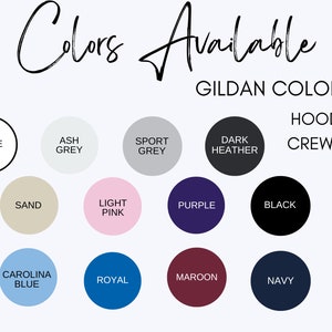Puede incluir: Carta de colores que muestra los colores disponibles para sudaderas con capucha y de cuello redondo Gildan. Los colores incluyen blanco, gris ceniza, gris deportivo, gris oscuro jaspeado, arena, rosa claro, morado, negro, azul Carolina, azul real, granate y azul marino.
