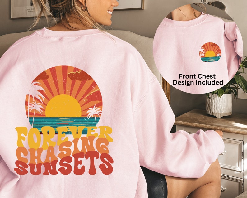 Puede incluir: Sudadera rosa con un gr&aacute;fico de puesta de sol retro y el texto "FOREVER CHASING SUNSETS" impreso en la espalda. El dise&ntilde;o del pecho delantero tambi&eacute;n est&aacute; incluido.