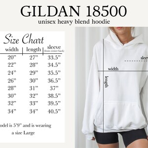 Puede incluir: Tabla de tallas para una sudadera con capucha unisex Gildan 18500 de mezcla pesada. La tabla muestra las medidas en pulgadas para la talla, el ancho, la longitud y la longitud de la manga. La modelo lleva una talla L.
